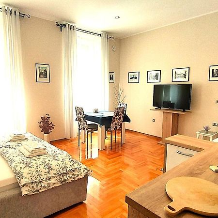 Lavender - City Room With Free Parking Pula Exterior photo