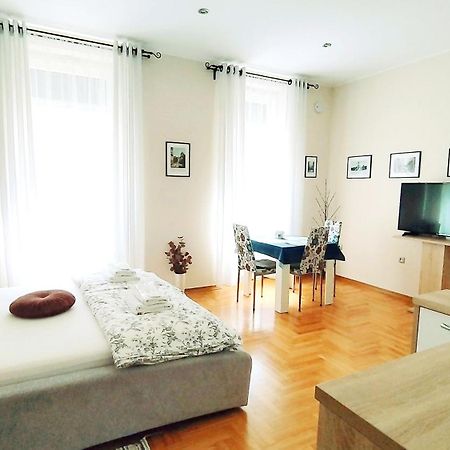 Lavender - City Room With Free Parking Pula Exterior photo