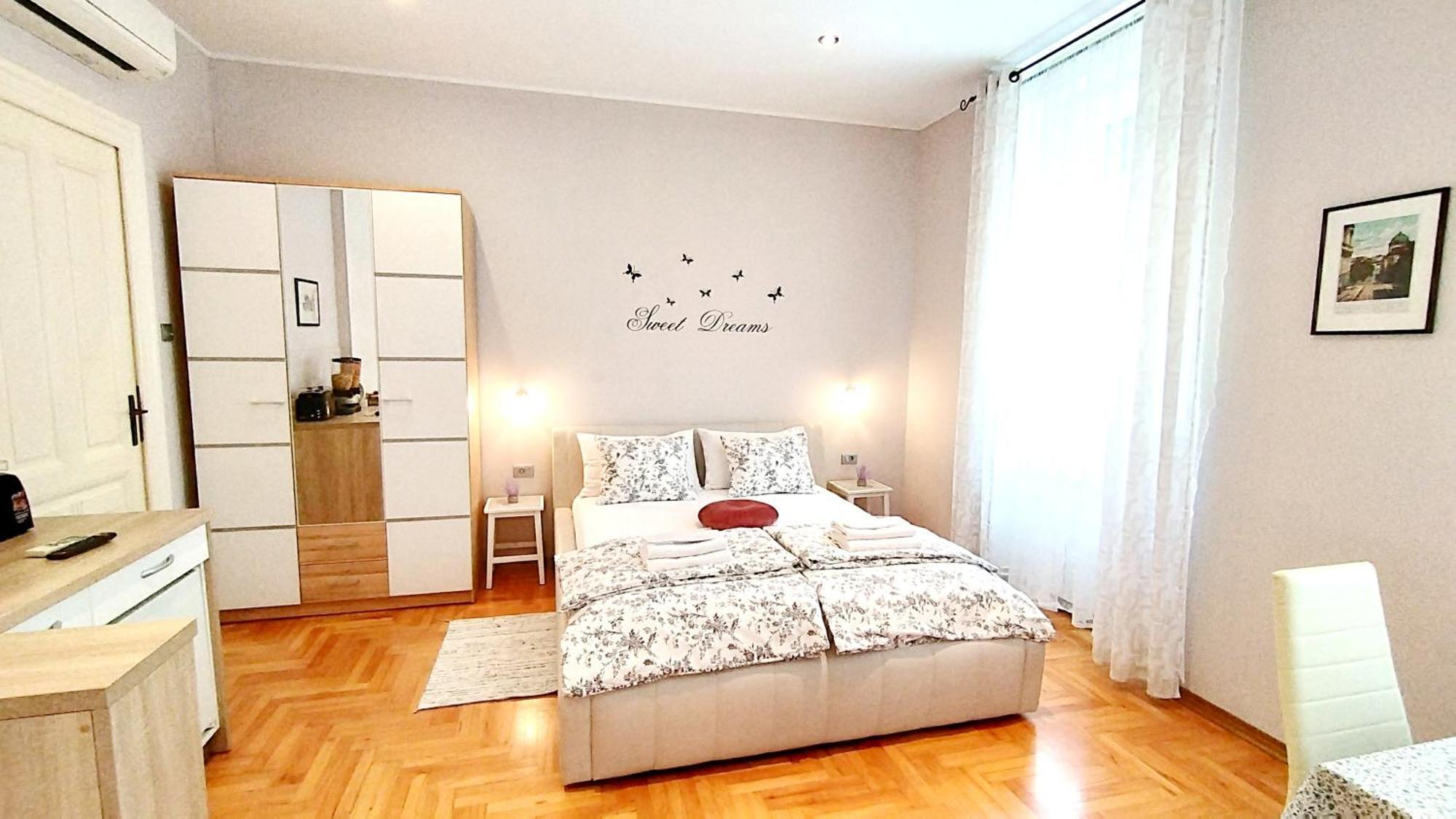 Lavender - City Room With Free Parking Pula Exterior photo