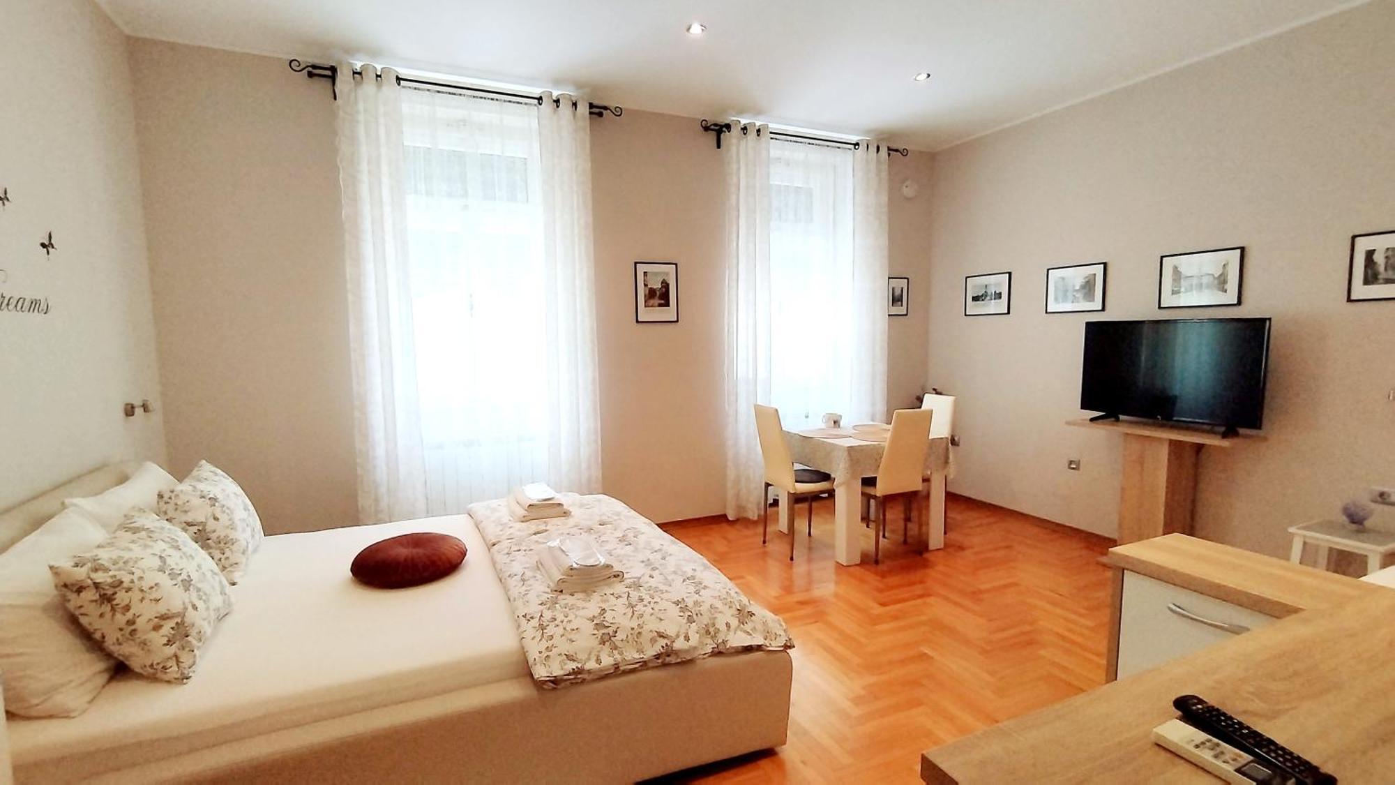 Lavender - City Room With Free Parking Pula Exterior photo