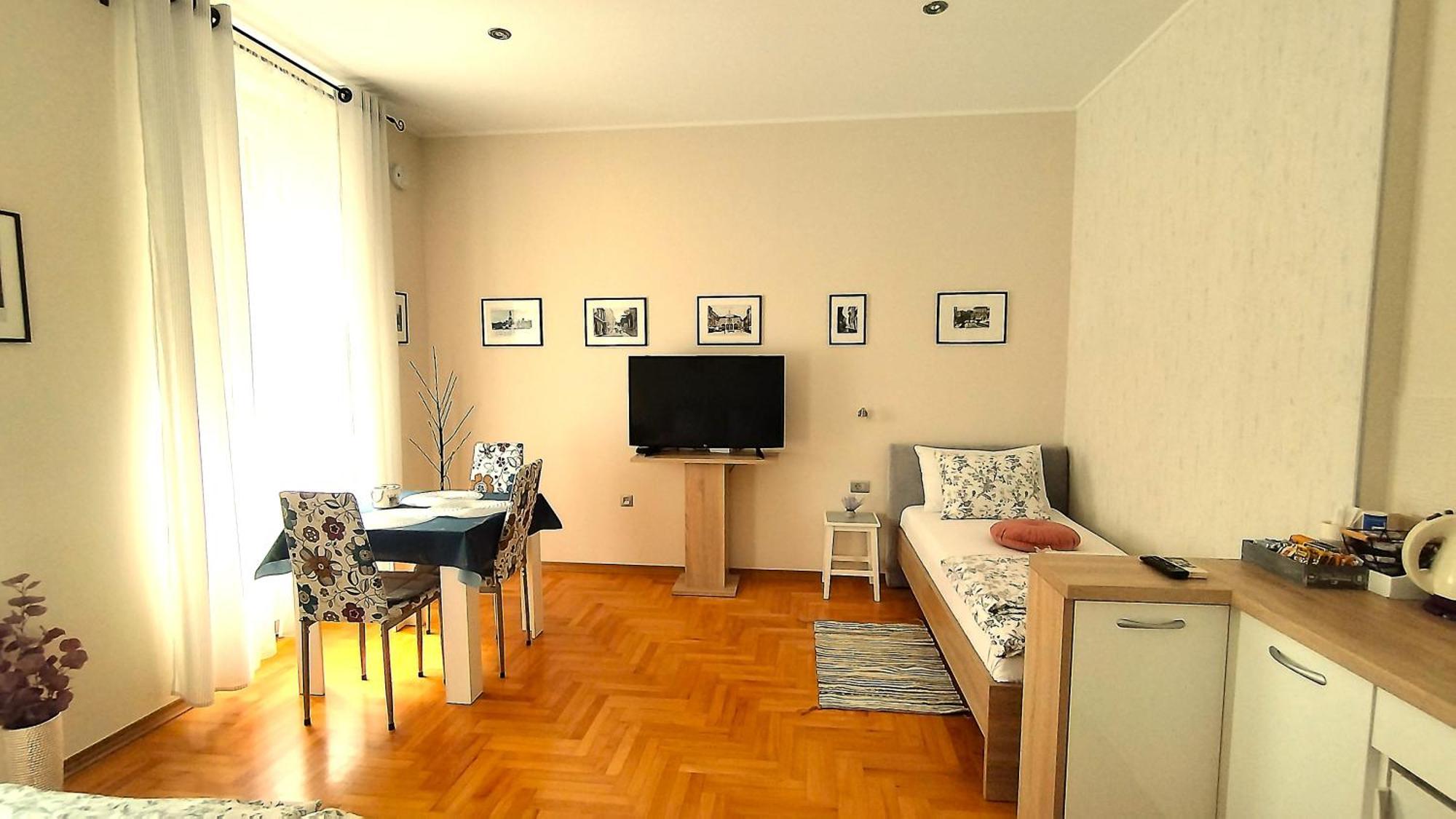 Lavender - City Room With Free Parking Pula Exterior photo