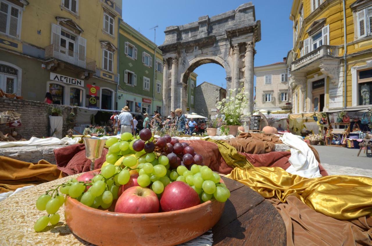 Lavender - City Room With Free Parking Pula Exterior photo